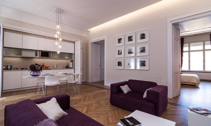 Inner City Budapest Apartment | Karoly Premium Deco Suite, WiFi, AC, 2 BR, 2 BA in the Downtown