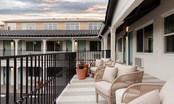 Ventura Apartment | Kasa Palo Alto | Couples Retreat in Silicon Valley