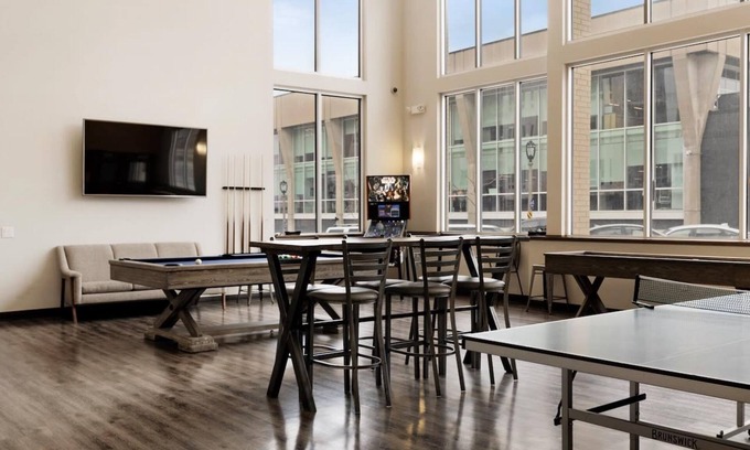 Westown Apartment | Kasa Relax With the Family in Westown Neighborhood Milwaukee