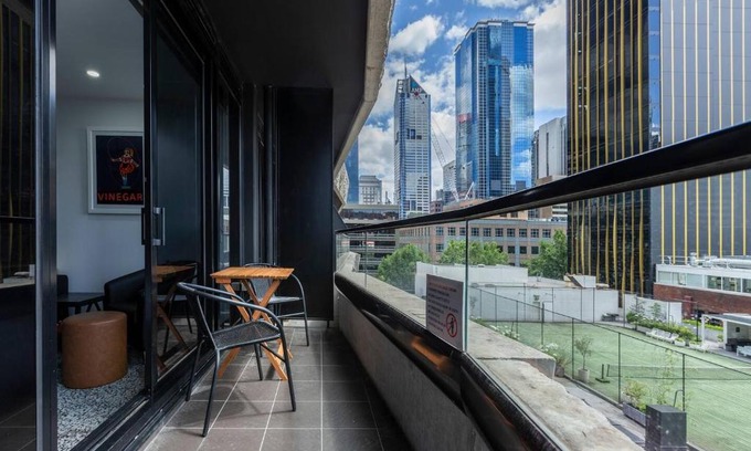 Melbourne Central Business District Apartment | Katherine Place - Modern and Central Balcony Pad