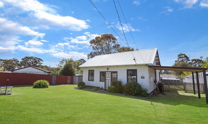 Paynesville House | Katisha Cottage: Lovely home with cosy country-style furnishings & fireplace