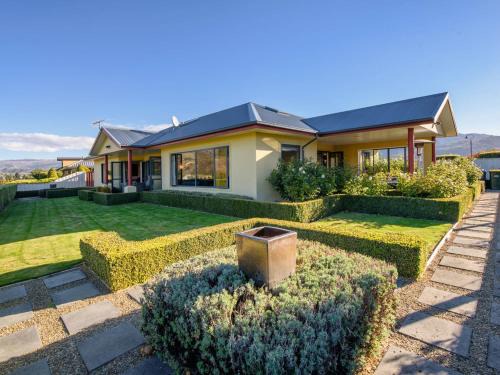Lowburn House | Kawarau Bay View - Cromwell Holiday Home