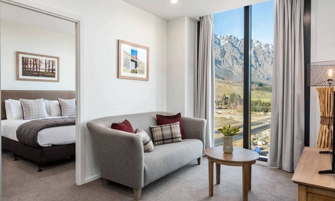Frankton Apartment | Kawarau View - Close to airport, shopping, cafes & bars.