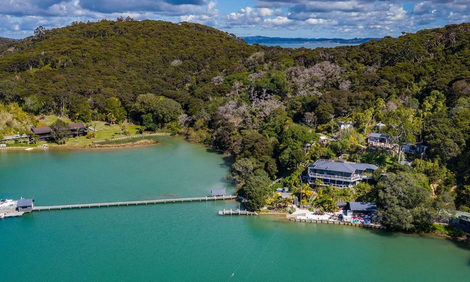 Kawau Island Resort | Kawau Lodge - Kotuku Master Suite plus 5 bedrooms
