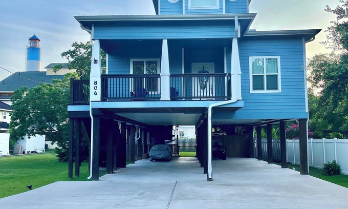 Clear Lake Shores House | KEMAH BREEZE - Walking Distance to Kemah Boardwalk, Restaurants, Shops,
