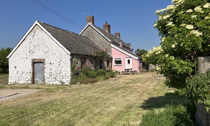 Kenfig House | KENFIG FARM, pet friendly, character holiday cottage in Kenfig