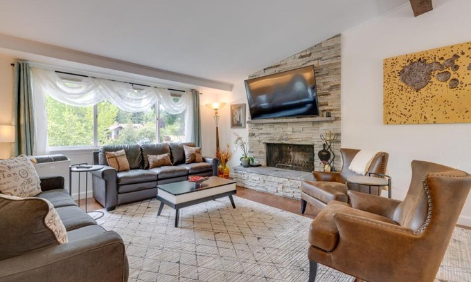 Kenmore Apartment | Kenmore Retreat with Shared Hot Tub - 1 Mi to Lake!