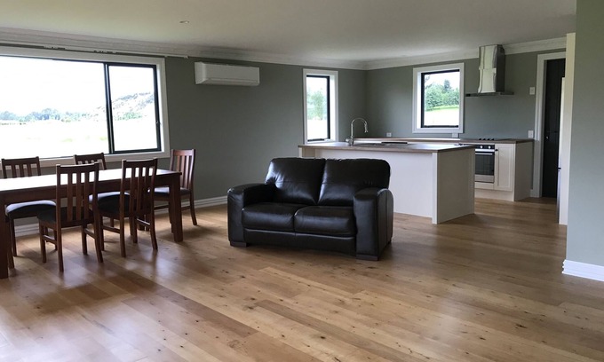 Te Anau House | Kepler Oaks Chalet Luxmore Chalet Slice of Paradise In Fiordland