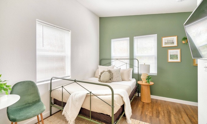 Kerns Apartment | Kerns Urban Cabin New Build AC Walkable