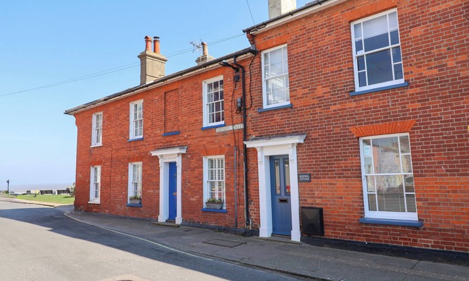Southwold Cottage | KESTREL COTTAGE, SOUTHWOLD, pet friendly, with open fire in Southwold