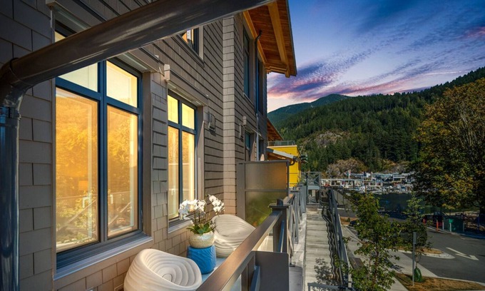 Horseshoe Bay House | Kick back and relax in this calm stylish townhome with the whole family in West!