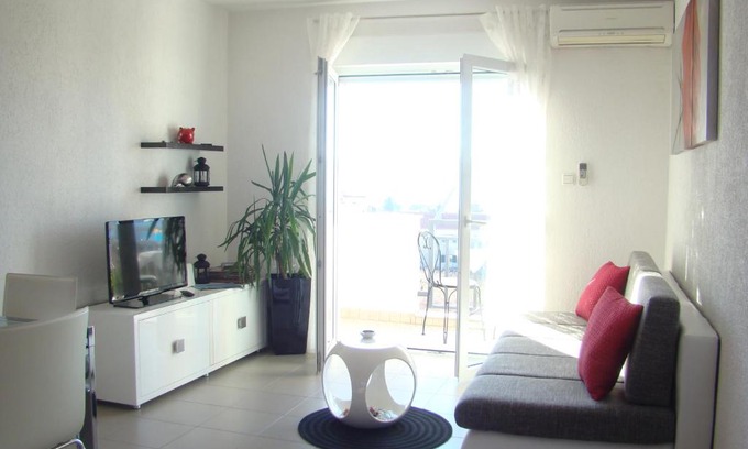 Kastel Gomilica Apartment | KIKE red