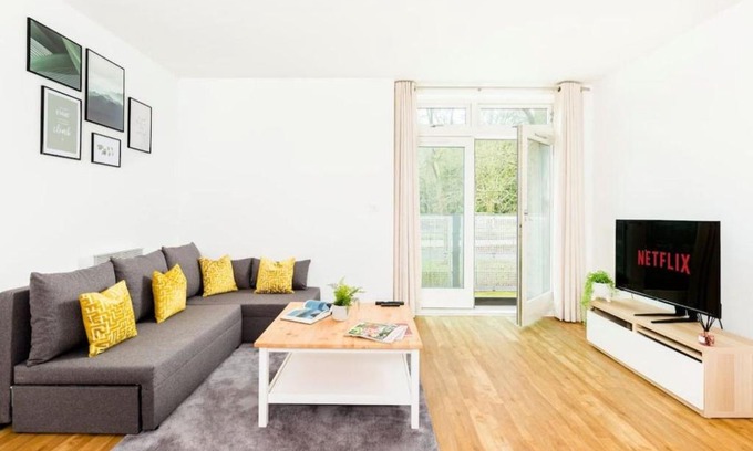 Birmingham Apartment | Kinara Properties - Luxury 2 Bed Apartment, Local to UoB, QE, Royal Orthopaedic Hospital, 10 mins from Birmingham City Centre, Free Parking