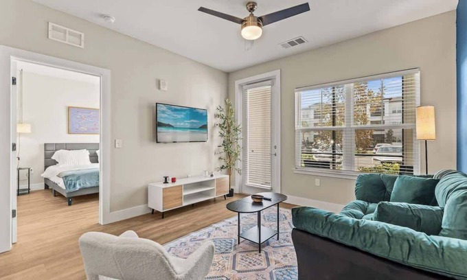 Southeast Orlando Apartment | King Apt |Pets allowed |15 min to Parks |Amenities
