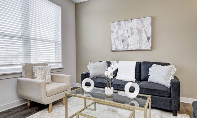 Indianapolis Apartment | KING BED- 1BED/1BATH- *IN THE HEART OF BROAD RIPPLE *