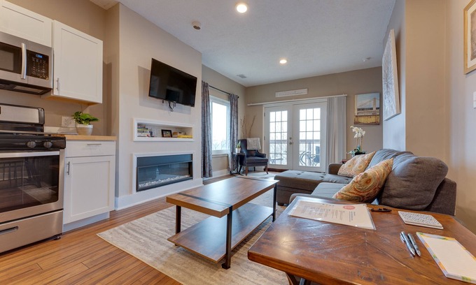 Central Northside Apartment | King Bed - 2 BR Apt with City Views. Pet friendly. Free parking!