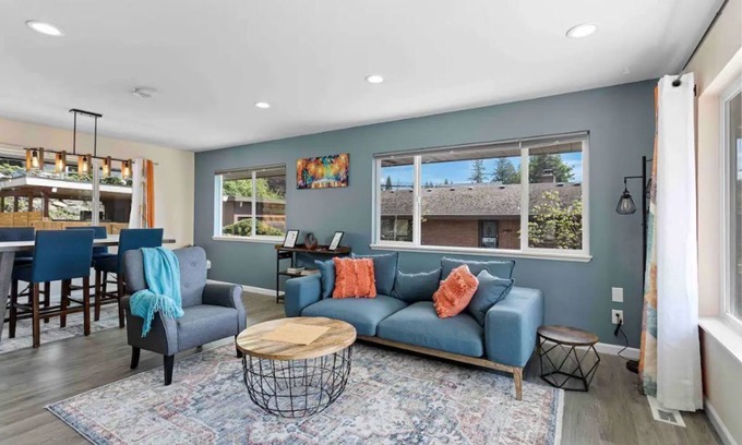 Kent Apartment | King bed 2BR house east of downtown Kent