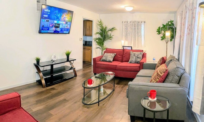 Waukegan House | ☆King Bed/3 bds Home near Naval Base - 6Flags - Casino☆