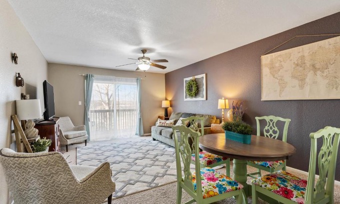 Manhattan House | King Bed, Garage and Free Parking, Scenic Deck KMN1213