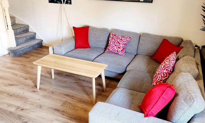 Dublin House | King Bed, Great Location, Close to City Centre/3Arena With Free Private Parking!