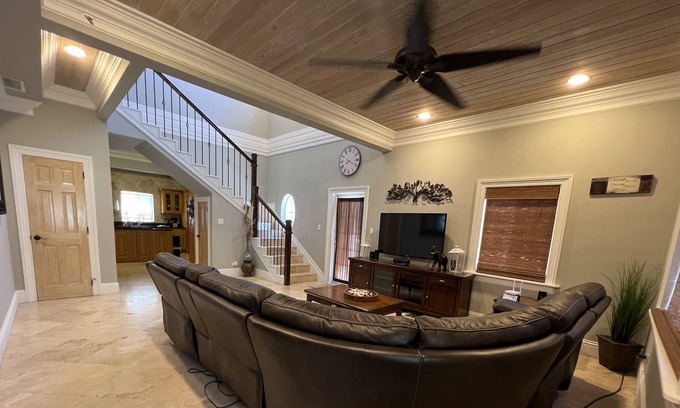 George Town House | KING BED MASTER SUITE- 3 MIN to BEACH... 4B/4B SLICE of PARADISE withCENTRAL AIR