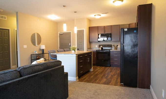 West Des Moines Apartment | King Bed Pool Access Garage Parking