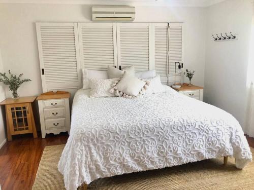 Narellan House | King Bed, POOL, Family fun, Deck, Rustic