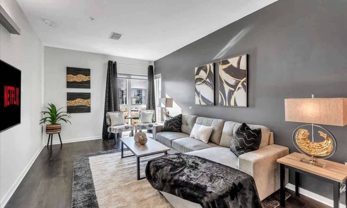 Bentonville Apartment | King Bed & Pool Fitness Center by LCP Collection
