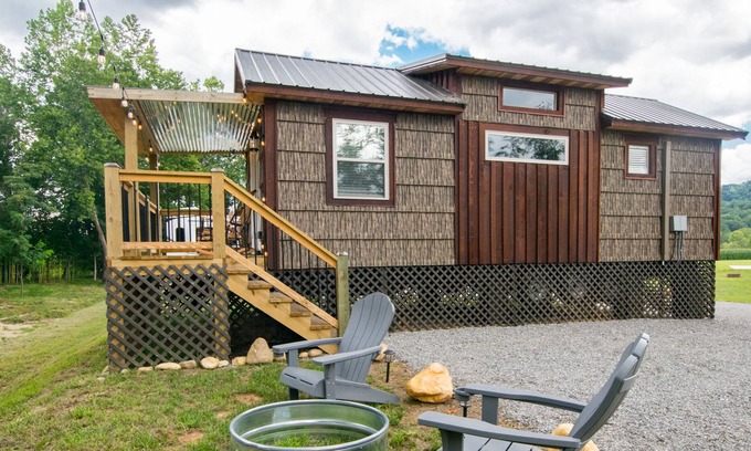 Canton Cottage | King Bed River Front Suite Cottage