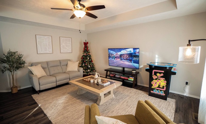Brookline Station House | King Bed, Smart TV, Tesla Charger, Garage, Quiet Neighborhood, 15 min Downtown!