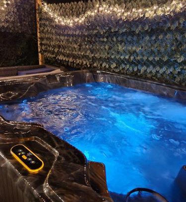 Winston - Salem House | King Beds Hot Tub Arcade Gas Grill Firepit Winston