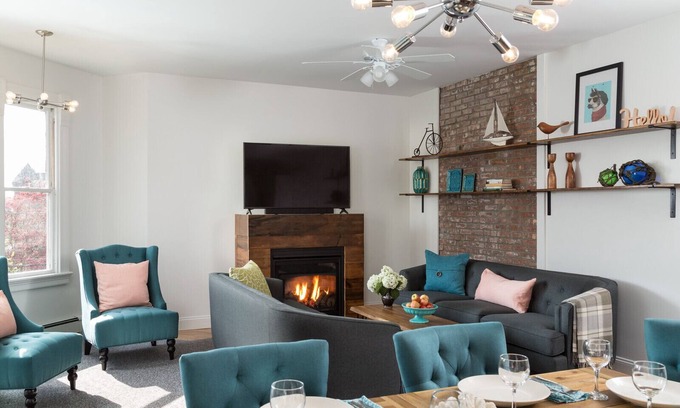 Historic Hill Apartment | King BR, Open Concept, A/C, Wi-Fi, Parking, Fireplace, 2 blocks to Thames