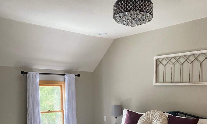 Roslyn House | King Ensuite with Bath, Mountain View