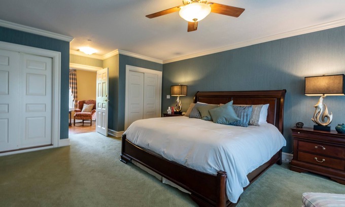 Paoli House | King Estate Suite w/His & Hers Bathrooms at Blueberry Hill Estate