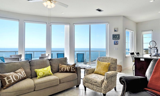 Galveston Condo | King of Diamonds | Beachfront, Curved Balcony!