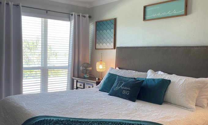 Galveston Condo | King size bed, 20% off 7 day or more rental!