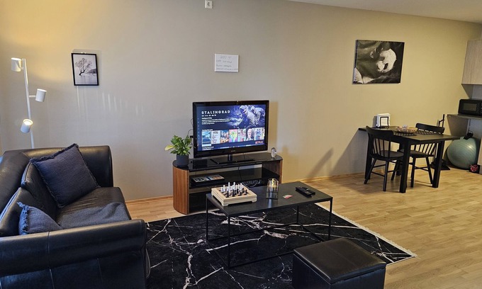 Rasta Apartment | King Size bed plus 4beds with free parking indoor.