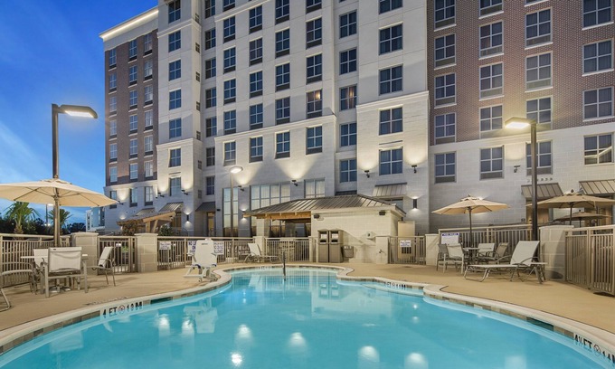 Florence Apartment | King Studio + Free Breakfast! Pool & Gym Access.