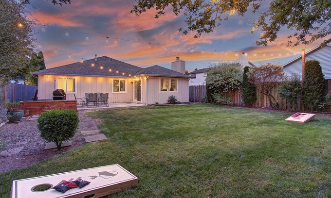 Vancouver House | King Suite family friendly house 15 mins to PDX