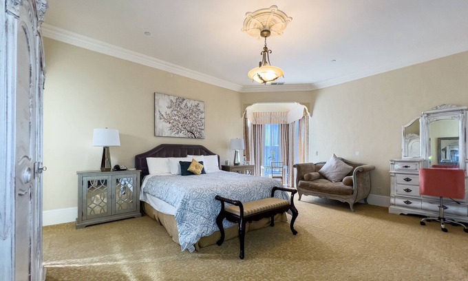 Salinas House | KING SUITE in Mansion Near Beach Monterey Carmel