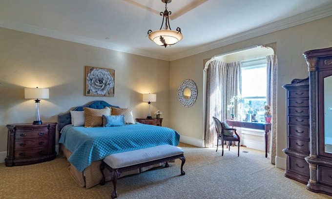 Salinas House | KING SUITE MINS MONTEREY CARMEL