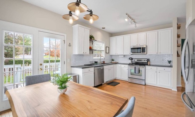 Northwest Raleigh House | King Suite | Office Space | Fenced Backyard | TVs