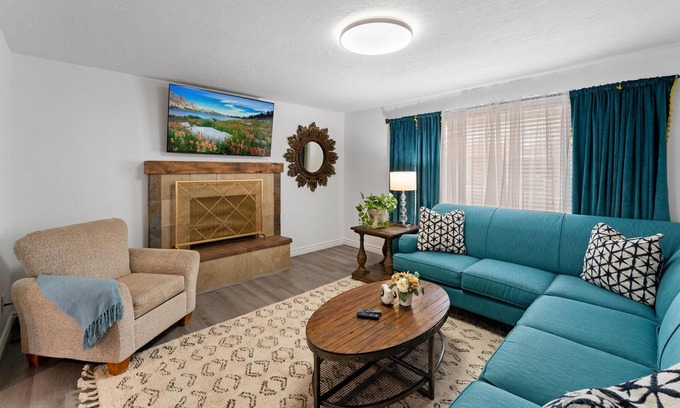 Orem House | King Suite with Private Ensuite & Waffle Breakfast