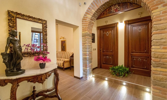 Esquilino Apartment | Kings Home In Rome is a 19th-century apartment in the Piazza Vittorio Emanuele II