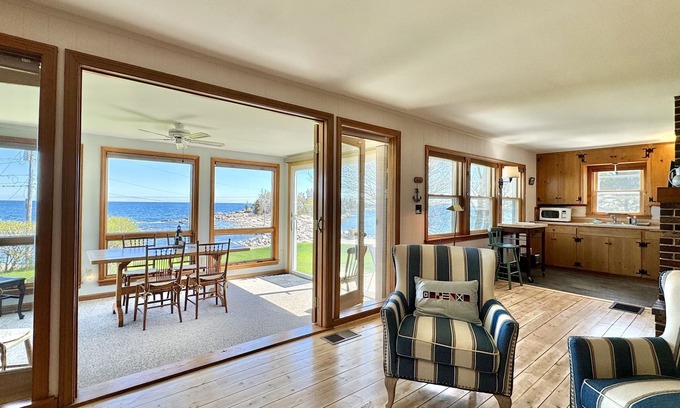 East Boothbay Cottage | King’s View - Stunning Panoramic Ocean Views