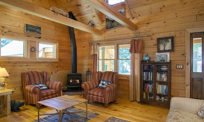 North Upper Truckee House | Kiowa Log Cabin: Pet Friendly, Close to Golf, Loft Space w/ Netflix
