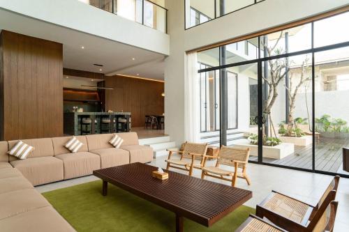 Bandung Villa | Kireina Mori Forest View Villa 6 bedrooms with a private heated swimming pool and a movie room