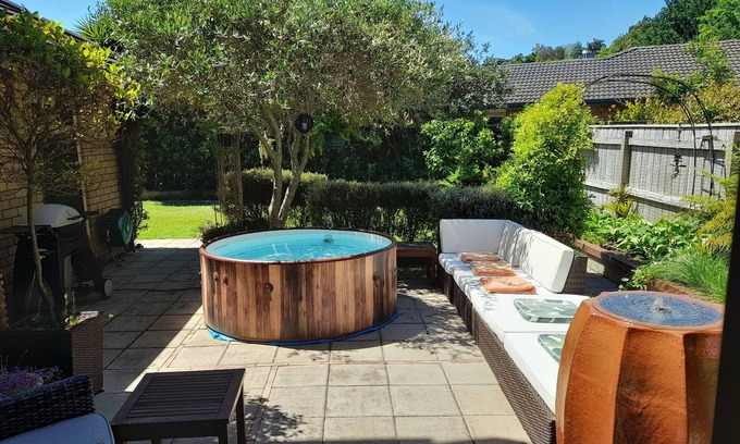 Bay of Plenty Region Apartment | Kiwi Lodge Guest Suite neighbouring Kiwi Reserve Bird Park. Hottub, Pool, PetsOK