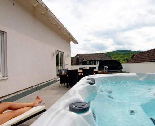 Niedershausen Apartment | Kleeoase - Luxus Apartment- Jacuzzi - Dachterrasse - Kochinsel - See in 10 min