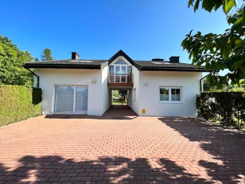 Czestochowa Apartment | Kleine weisse Doppelhaushälfte
